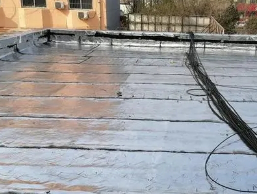 太仓卫生间漏水维修公司分享下太仓屋面楼顶防水刚性防水层施工要点。